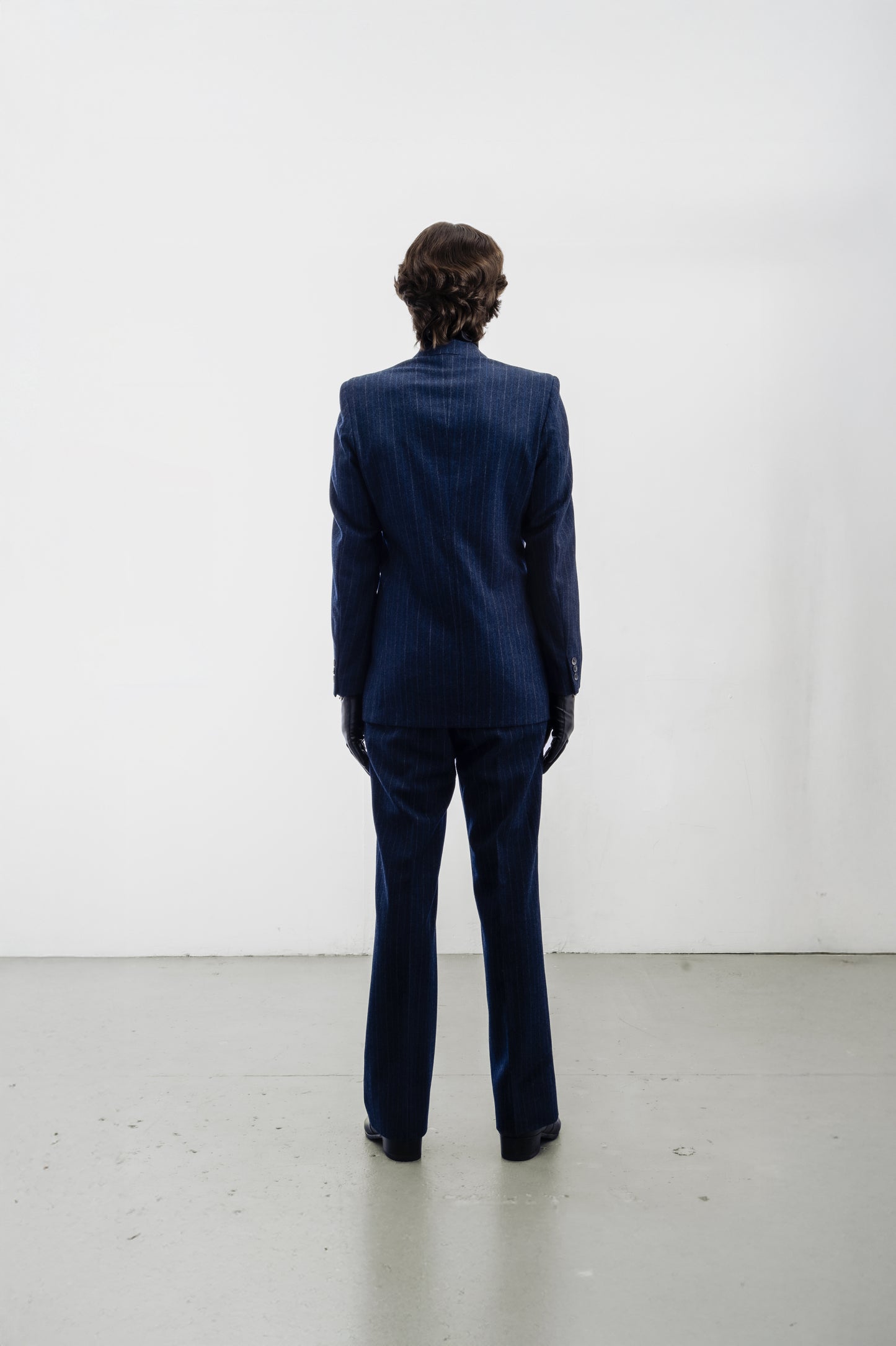Costume croisé à fines rayures