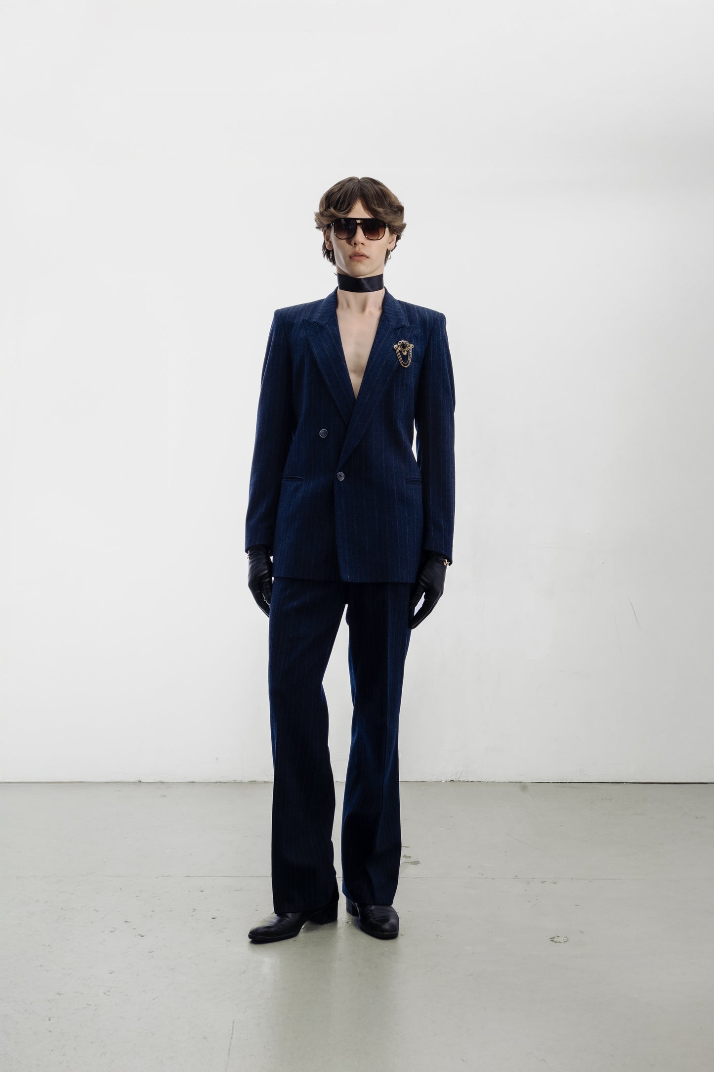 Costume croisé à fines rayures