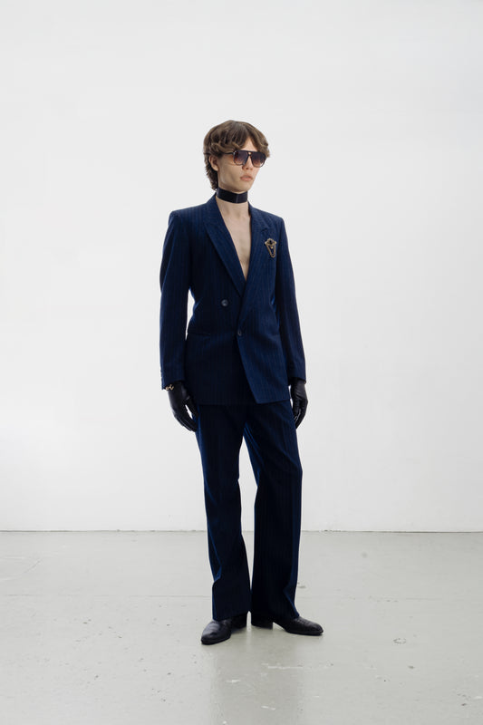 Costume croisé à fines rayures